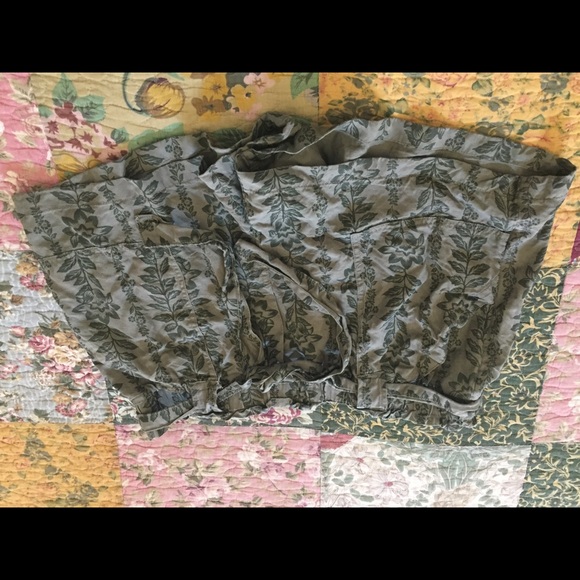 Shorts - Picture 2 of 3